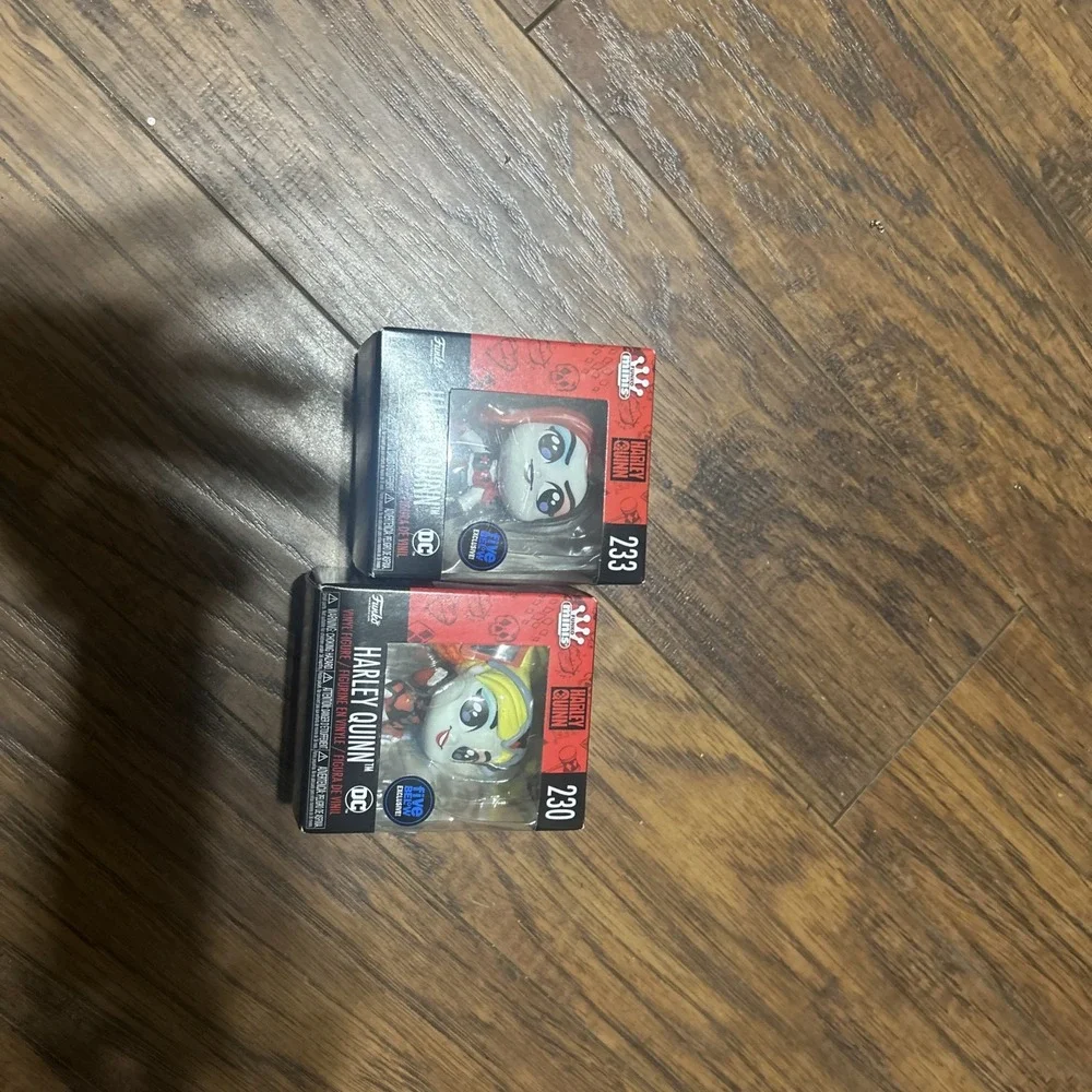 2 Figures:Funko Minis DC Harley Quinn GLITTER #231 (w/ bat) &‎ #233  (w/ mallet)